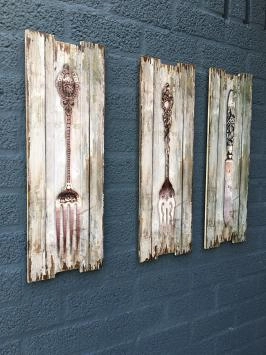 Set aus 3 Holztellern mit Besteckabbildungen